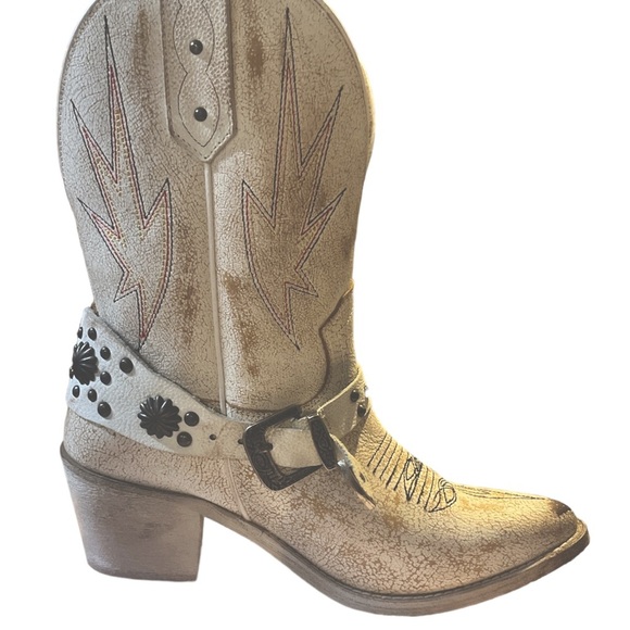 Embroidered Cowgirl - Picture 3 of 4